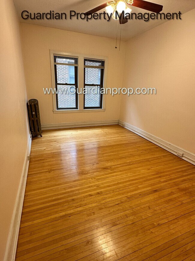 Building Photo - Top Floor Studio Lakes Uptown Apartment, Blocks from Both Lakes, Hardwood Floors, One Month Free