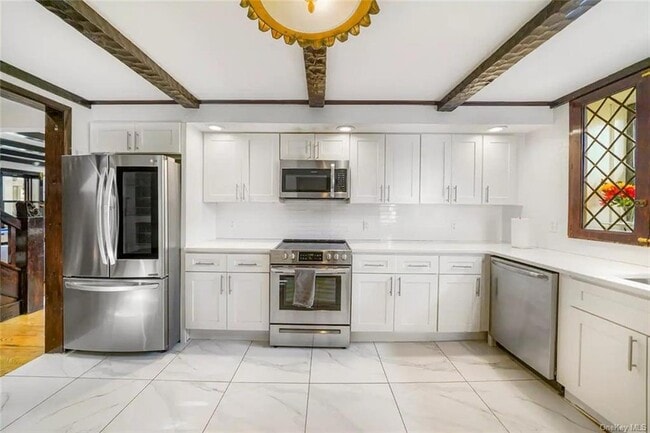 Building Photo - 10 Twin Lakes Rd