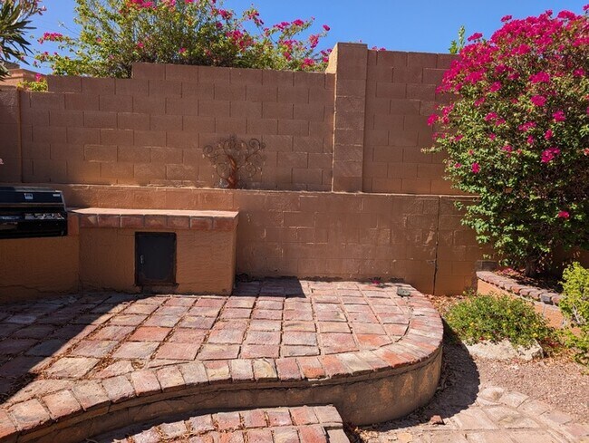 Building Photo - Pointe Tapatio 3br with garage