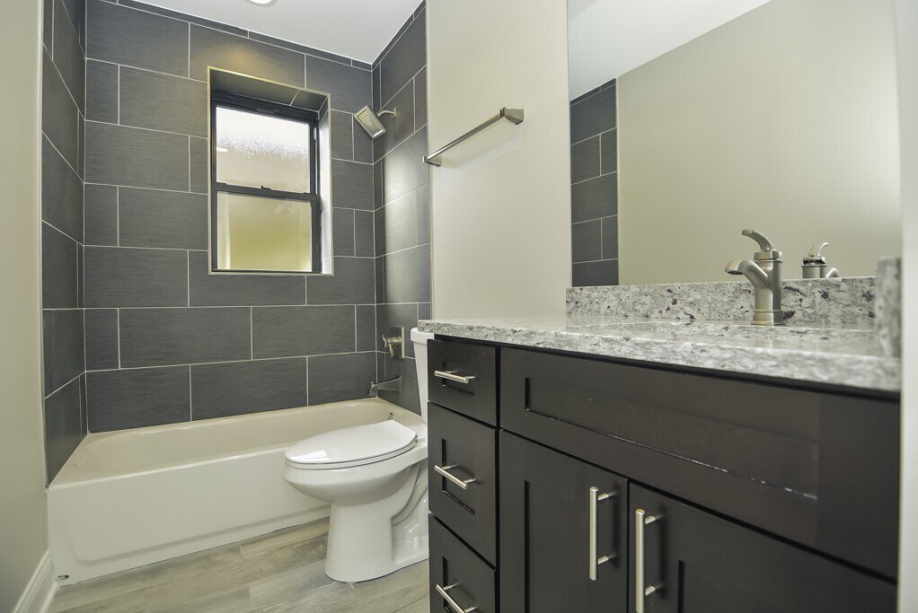 Building Photo - 2230 N Sawyer Ave