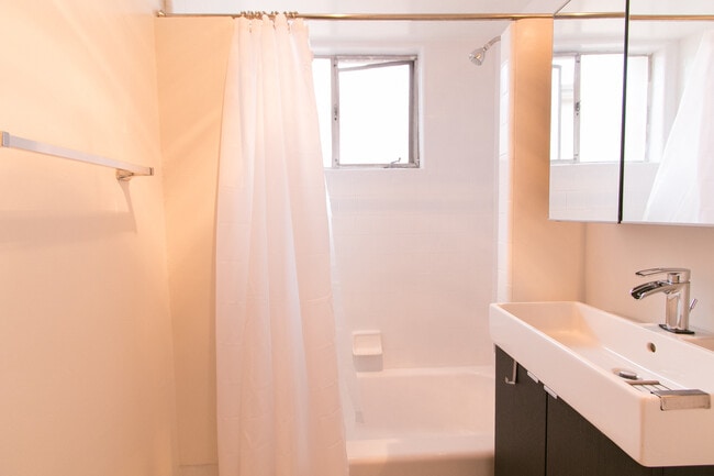 Building Photo - Charming 1br/1ba with Mid Century Touches in Ocean Beach/Point Loma