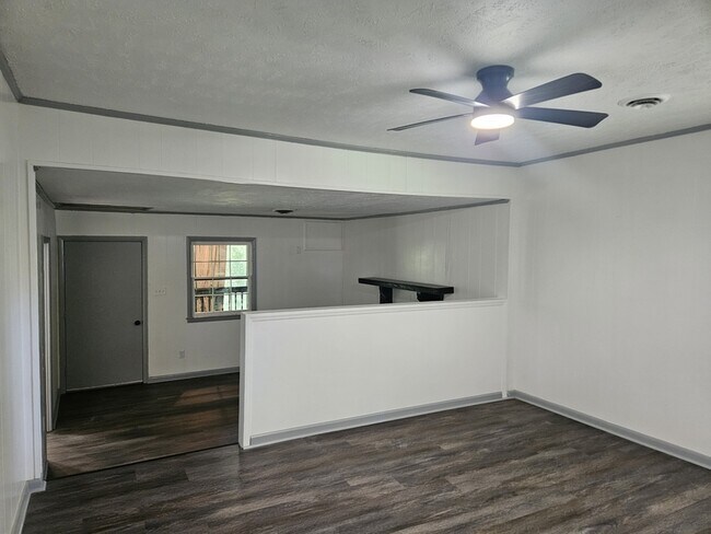 Building Photo - 415 College Dr