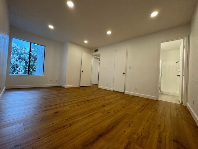 Building Photo - 25015 Peachland Ave