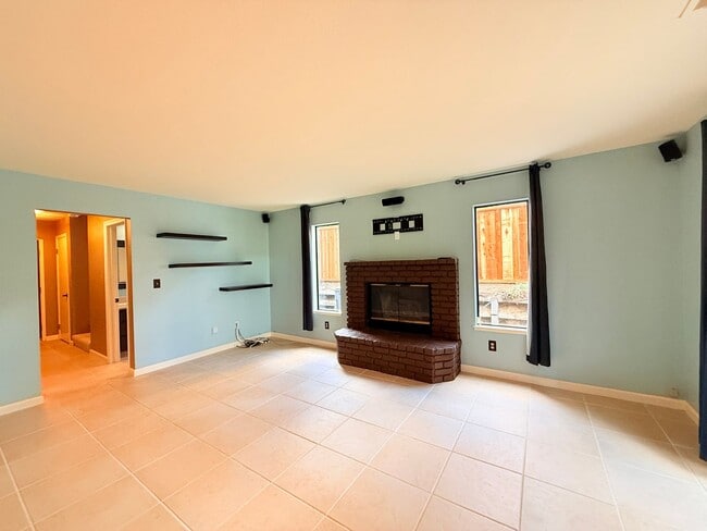 Building Photo - Charming and Move-in Ready, 3BD/2.5BA, Two-Story Townhome in Canyon Green at Canyon Lakes in San ...