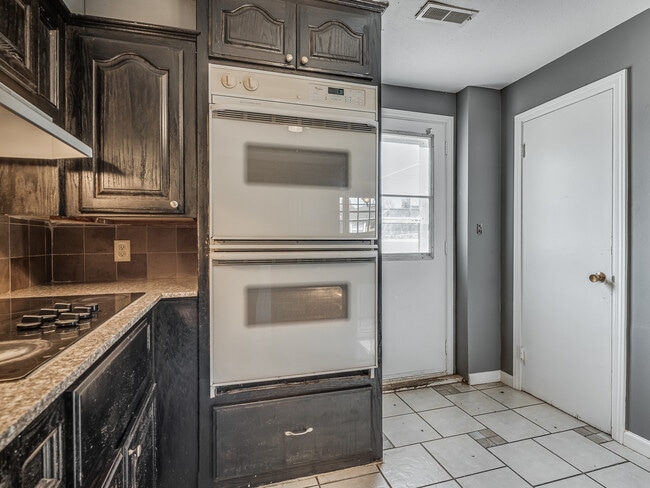 Building Photo - 2520 SW 68th St