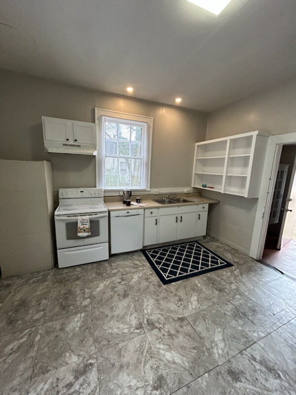 Building Photo - 927 S Jackson St