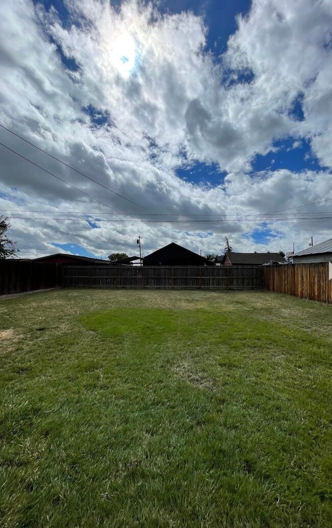 Building Photo - Freshly renovated 2bdrm, 1 bath house with...