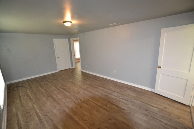 Building Photo - Updated, 3 bedroom, 2 bath home on treed l...