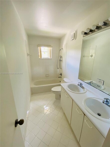 Building Photo - 2433 Pasadena Way