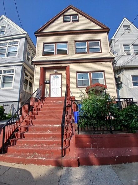 Building Photo - 66 Linden Ave