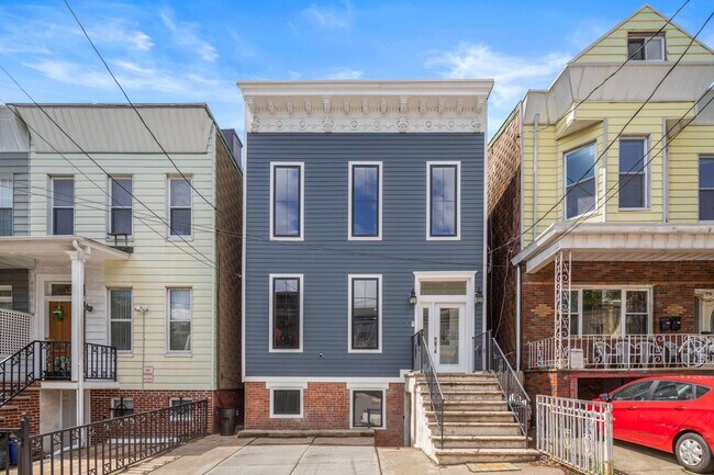 Building Photo - 133 Hutton St