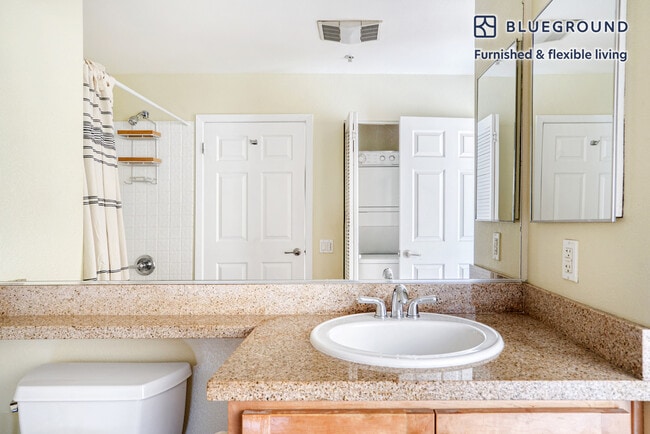 Building Photo - 853 Commodore Dr