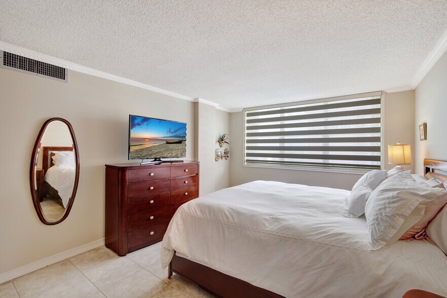 Building Photo - 3113 S Ocean Dr