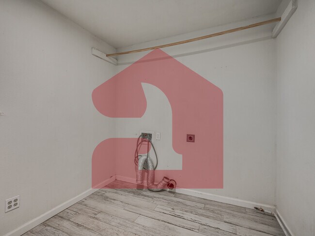 Building Photo - 224 W 5th St