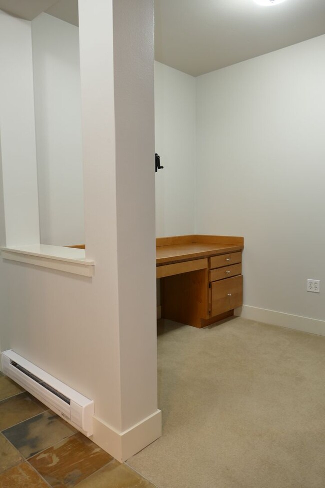 Building Photo - Spacious 1 Bedroom + Office in Desirable G...