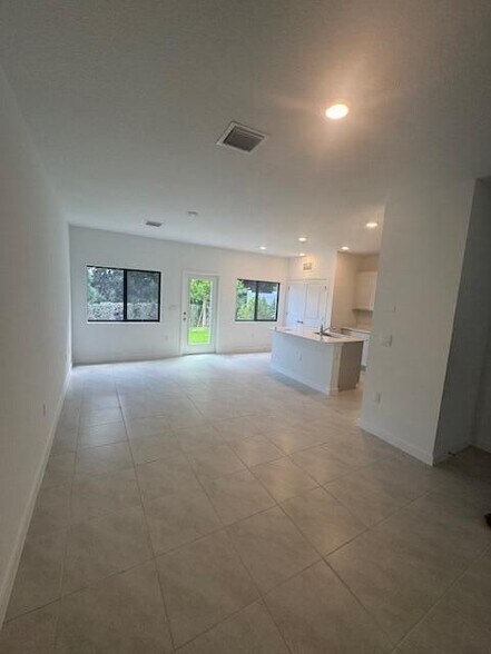 Building Photo - 4844 Dillon St