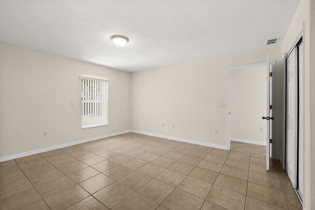 Building Photo - Spacious 3 Bedroom 2 Bath Duplex in Pine G...