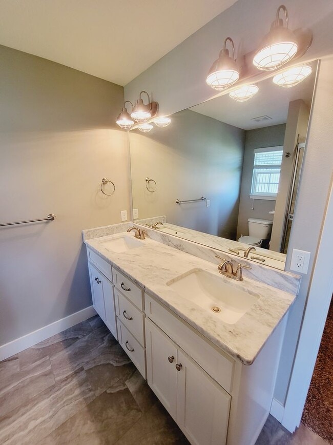 Building Photo - Luxuary in River Pointe Subdivision - Ozark!