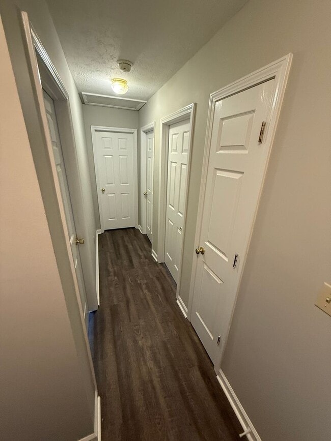 Building Photo - 223 Tanbark Dr