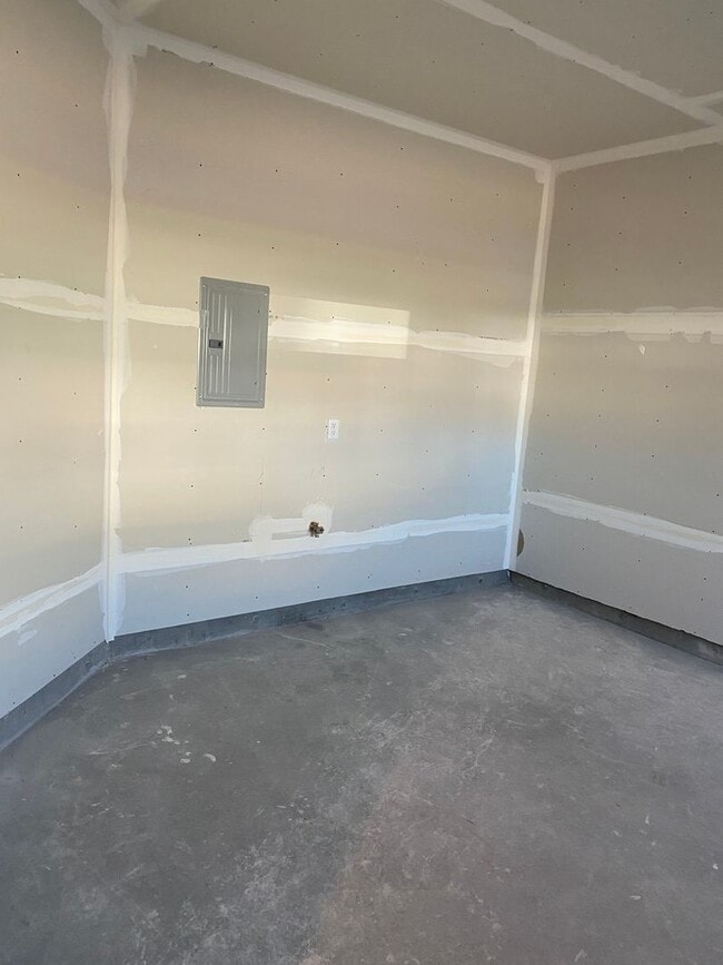 Building Photo - 3 bed 1 additional office space and 2.5 ba...