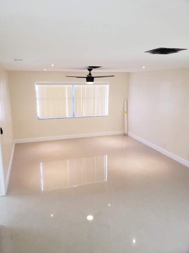 Building Photo - 105 S Riverside Dr