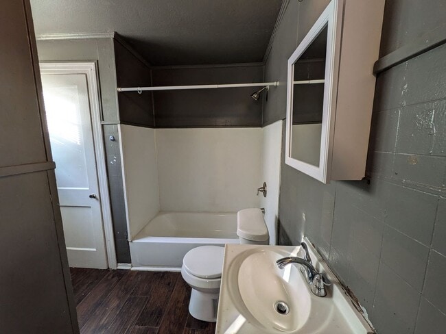 Building Photo - 1243 Long Ave