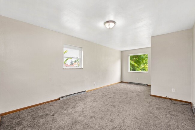 Building Photo - 447 Elm Rd