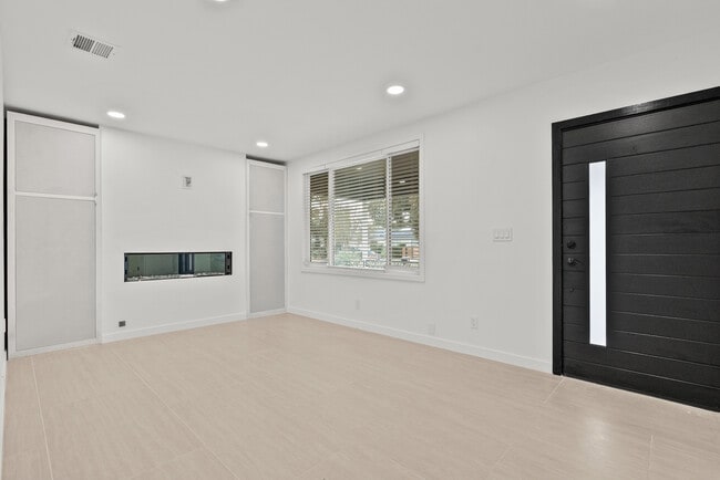 Building Photo - 10144 Gaviota Ave