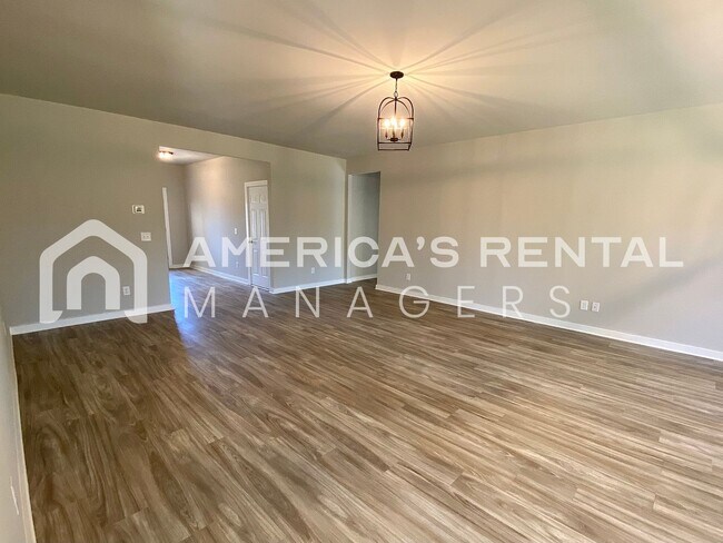 Building Photo - Spacious Home for Rent in Weaver AL... Ava...