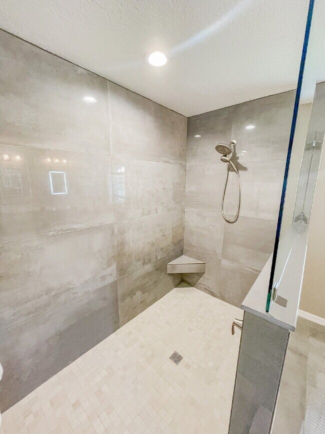 Building Photo - Close to beaches and downtown!