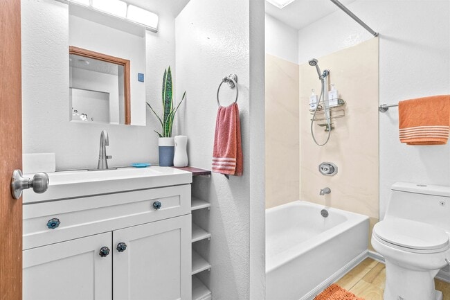 Building Photo - 2nd floor, 2 bedroom/1 bath/2 parking Town...
