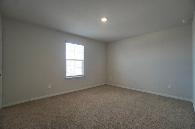 Building Photo - 115 Bethpage Dr