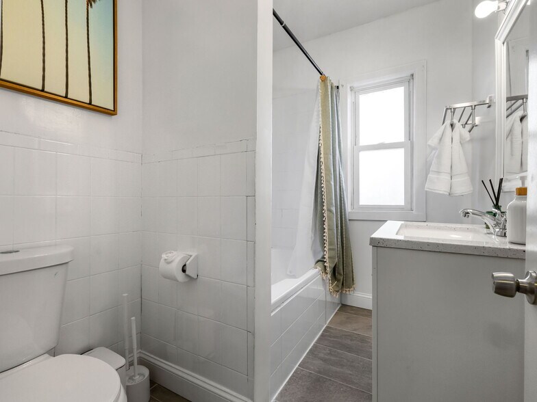 Building Photo - 168 School St