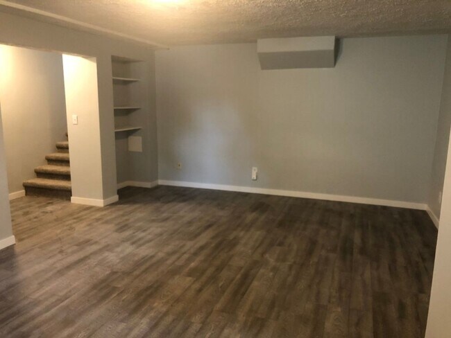 Building Photo - Home For Rent Bellevue.