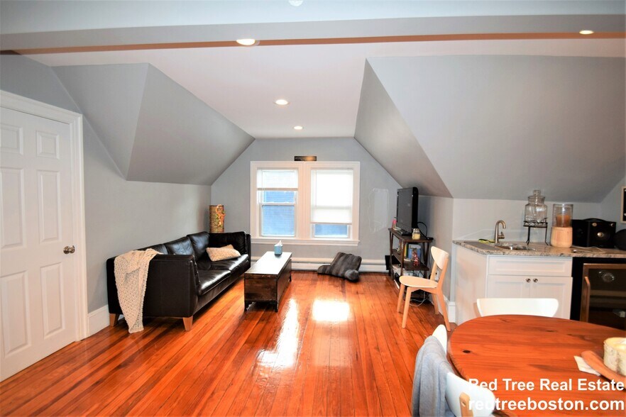Building Photo - 62 Mapleton St