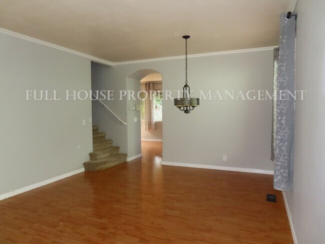 Building Photo - 3 Bed, 2.5 Bath + Bonus room/possible 4th ...
