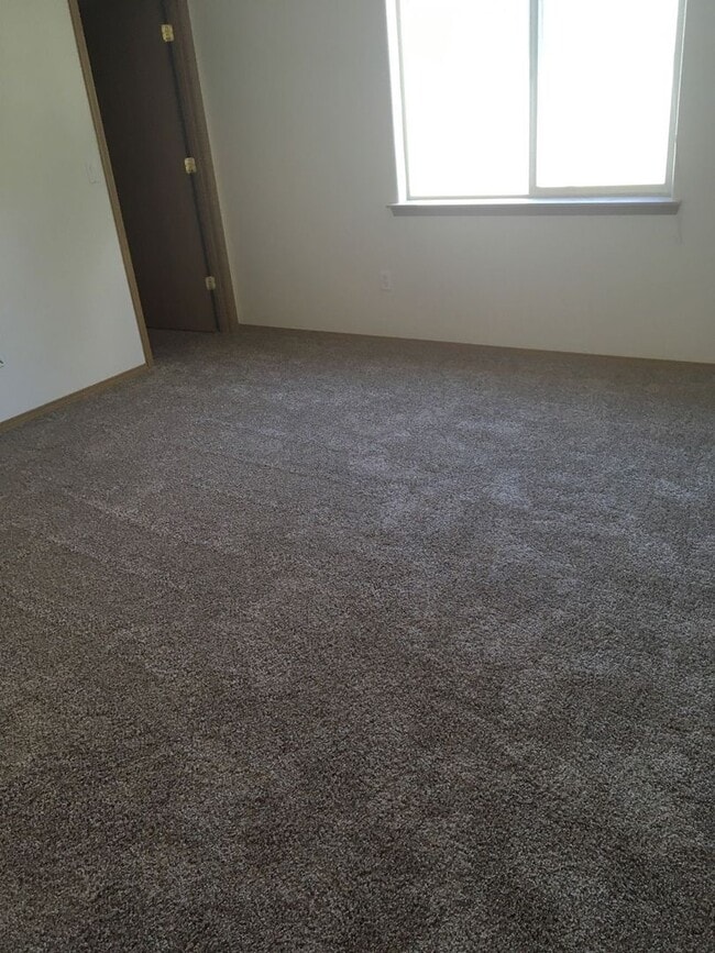 Building Photo - 2 Bedroom Townhome in SW Redmond!