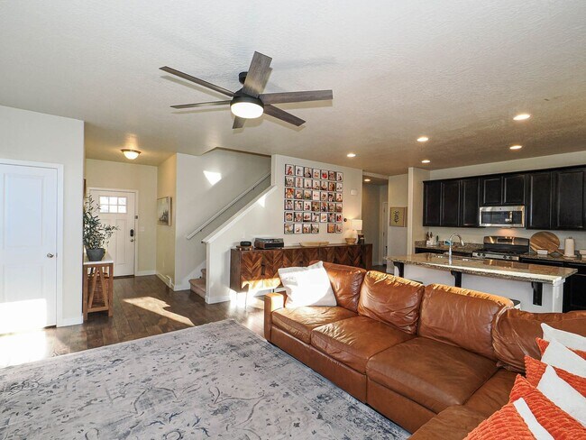 Building Photo - Beautiful House in Excellent Daybreak Loca...