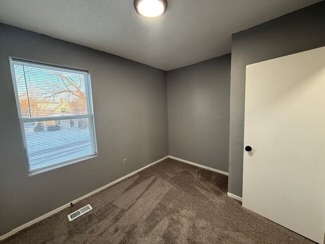 Building Photo - Large 6 Bed Single Family Home in MPLS!