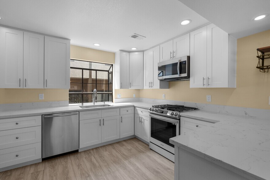 Building Photo - 7650 Topanga Canyon Blvd