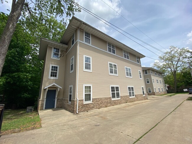 Primary Photo - 606 1/2 W Elm St