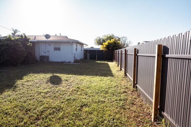 Building Photo - 6671 Fiesta Way
