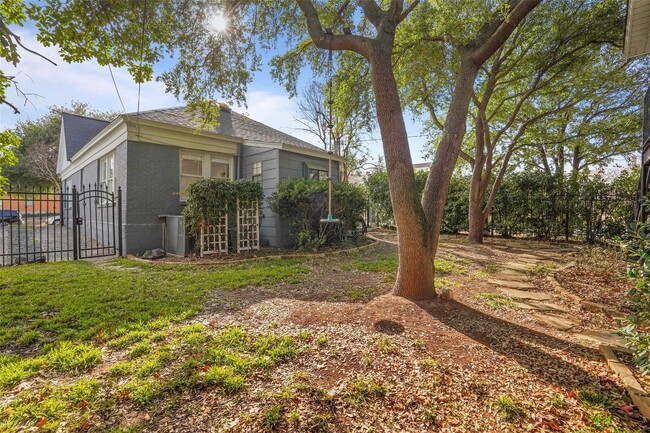 Building Photo - Single Family Home in Arlington Heights