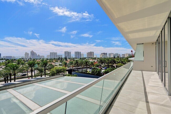 Building Photo - 18501 Collins Ave