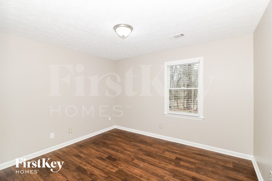 Building Photo - 324 Chimney Trace Dr