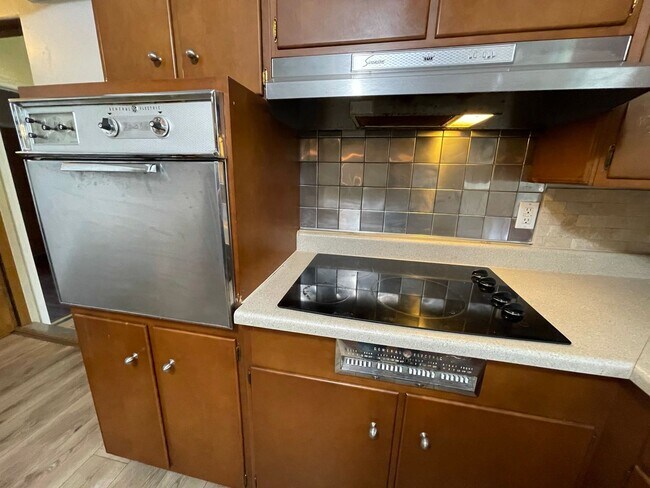 Building Photo - Beautiful 4 Bedroom, 2.5 Bathroom, 3000sq.ft Ranch! Pet Friendly!