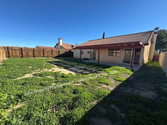 Building Photo - Great 4 + 2 in Rosamond!