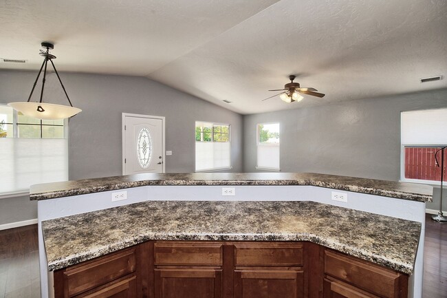 Building Photo - Lovely 3 bedroom, 2 bath home for rent in ...
