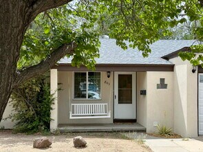 Building Photo - 801 Solano Dr NE