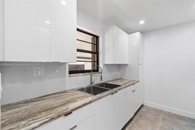 Building Photo - 5402 SW 138th Pl
